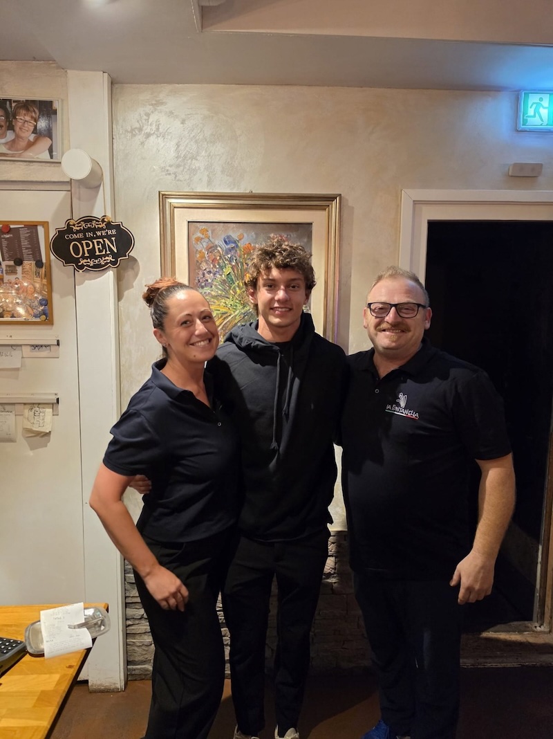 Kimi Antonelli met het team van La Fontanella in het restaurant